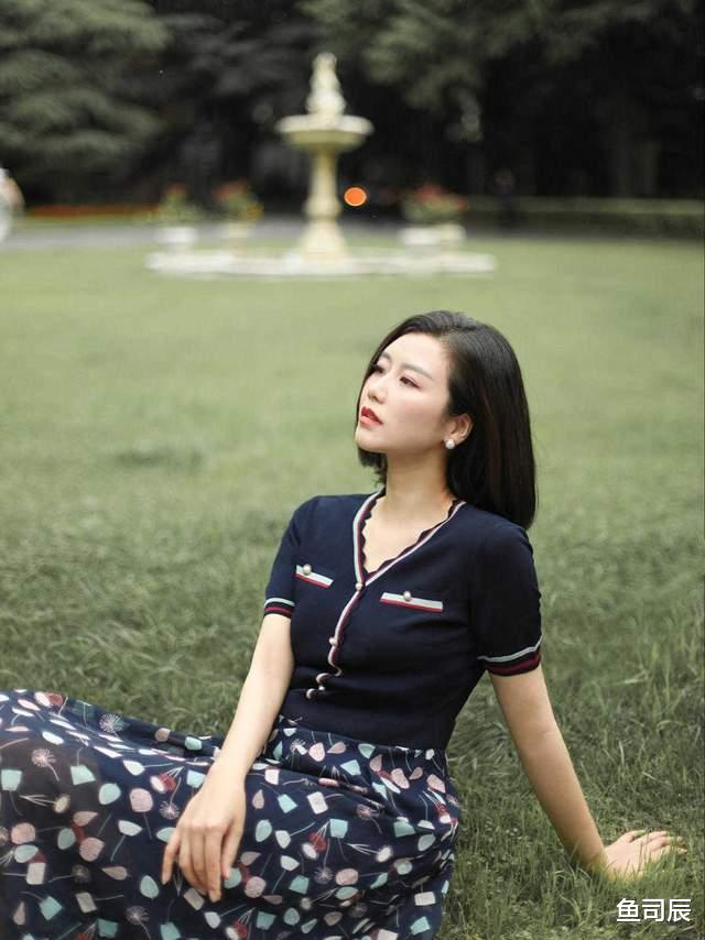 鱼司辰|今年秋天流行这样穿，无袖针织衫搭配印花裙简约洋气，还提气质