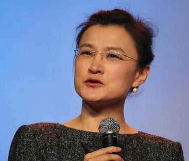 董倩|从央视名嘴到“滚出主持界”，25年零失误的董倩，到底哪里做错了