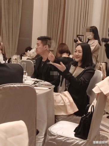 小S|小S夫妇参加公司年会，现场都是送奢侈品，还大方贴5万送员工