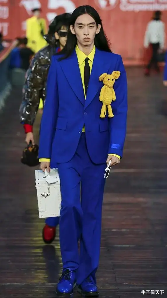 演唱会|蔡徐坤「演唱会造型」火了！3000万网友笑了：你终于赢了吴亦凡...