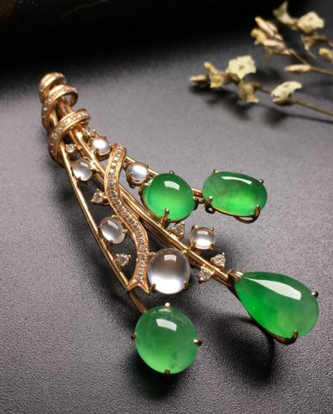 |起胶、起刚、起莹的翡翠价值都不低。