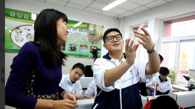 吴洪娜聊说育儿|女教师穿“人体器官服”上课，学生尴尬无比，家长质疑：用意何在