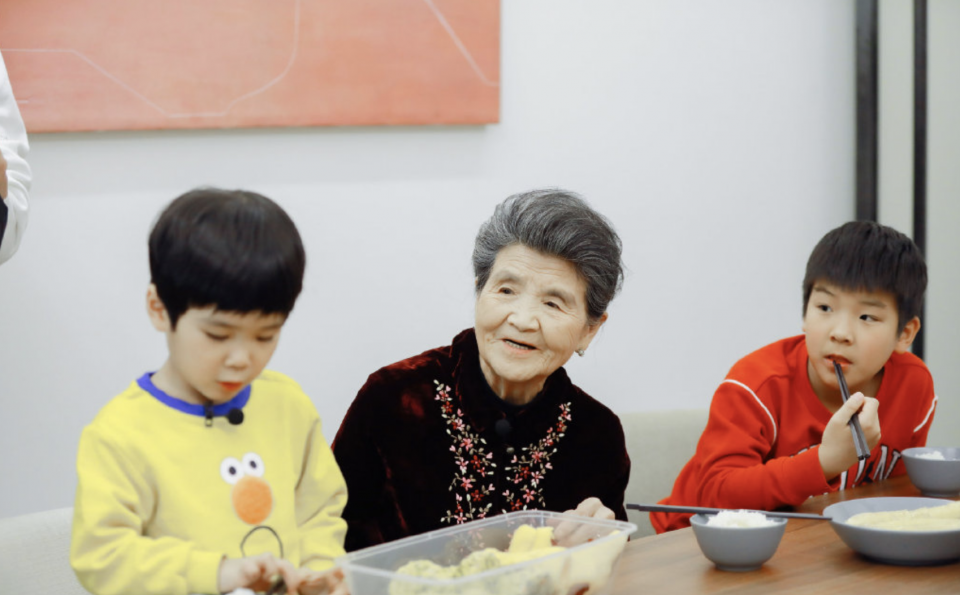 黄圣依|黄圣依久违晒长子，安迪脸蛋圆润身材“发福”，网友以为开了特效