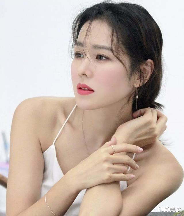 时尚美妆|孙艺珍的素颜照惊艳到我了！皮肤嫩得掐出水，旁边的素人好吃亏