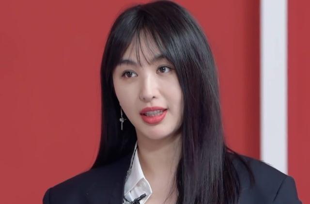 黄晓明|黄晓明给29位姐姐搬椅子，却给李菲儿独特待遇，在不在乎一目了然