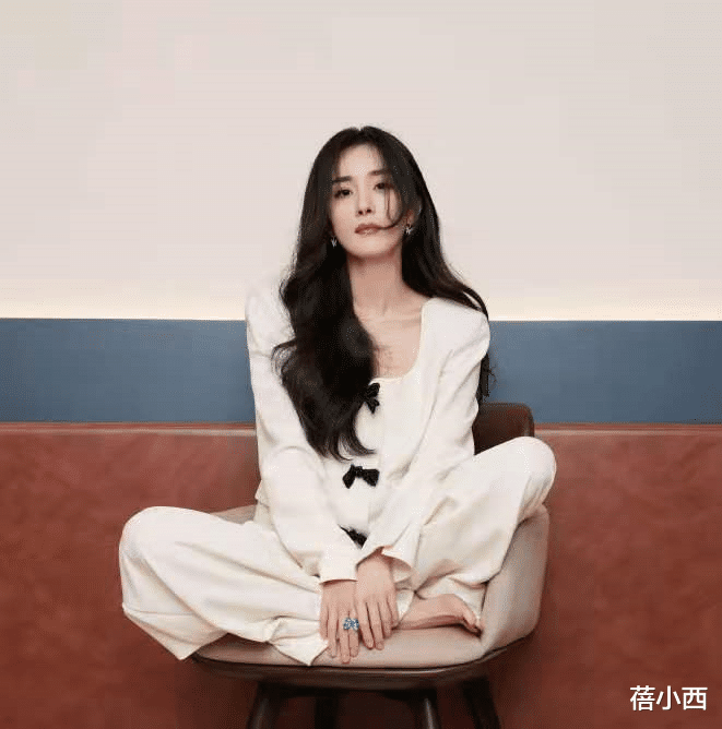 蓓小西 杨幂真厉害,35岁穿运动套装配毛线帽像个大学生,果真是逆生长