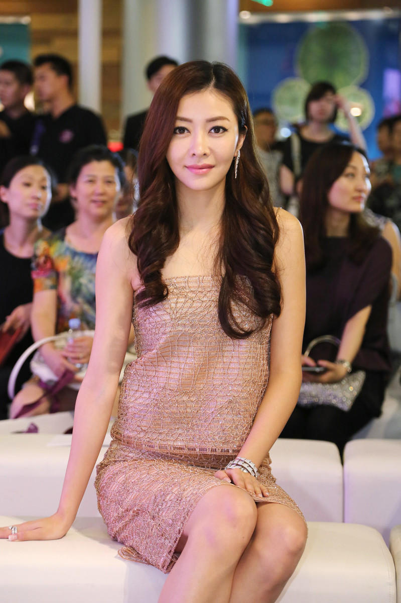 混搭时尚Anna|41岁熊黛林罕见“凹凸装”,178cm穿短裙尽显超模身材,气质真好