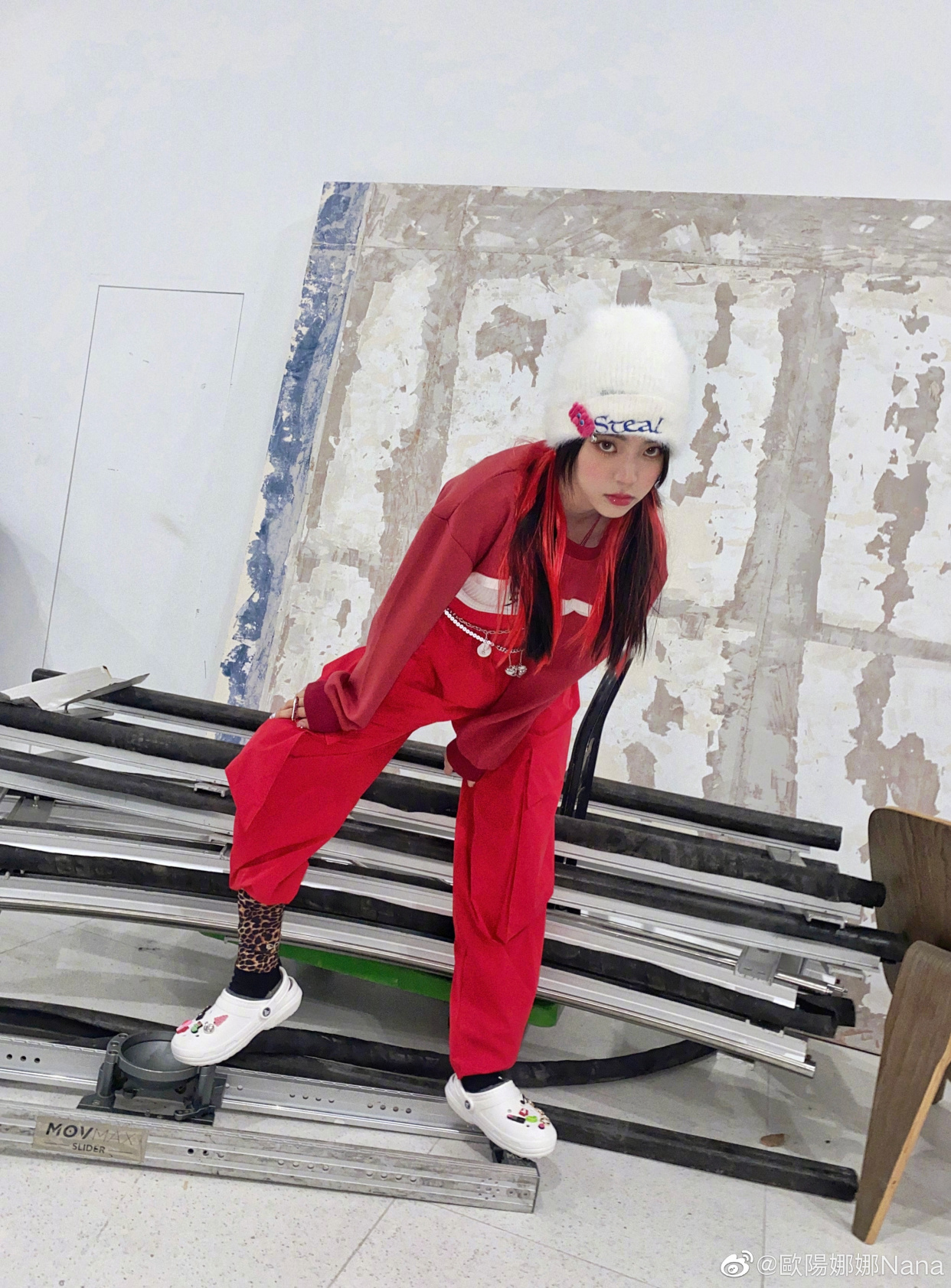 欧阳娜娜|欧阳娜娜美式复古新造型，红衣街头俏皮可爱！