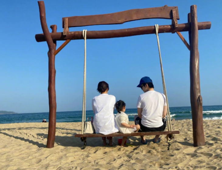 虞书欣|董子健喜迎28岁生日，老婆孙怡卡点为其庆生，礼物选择既实惠又用心