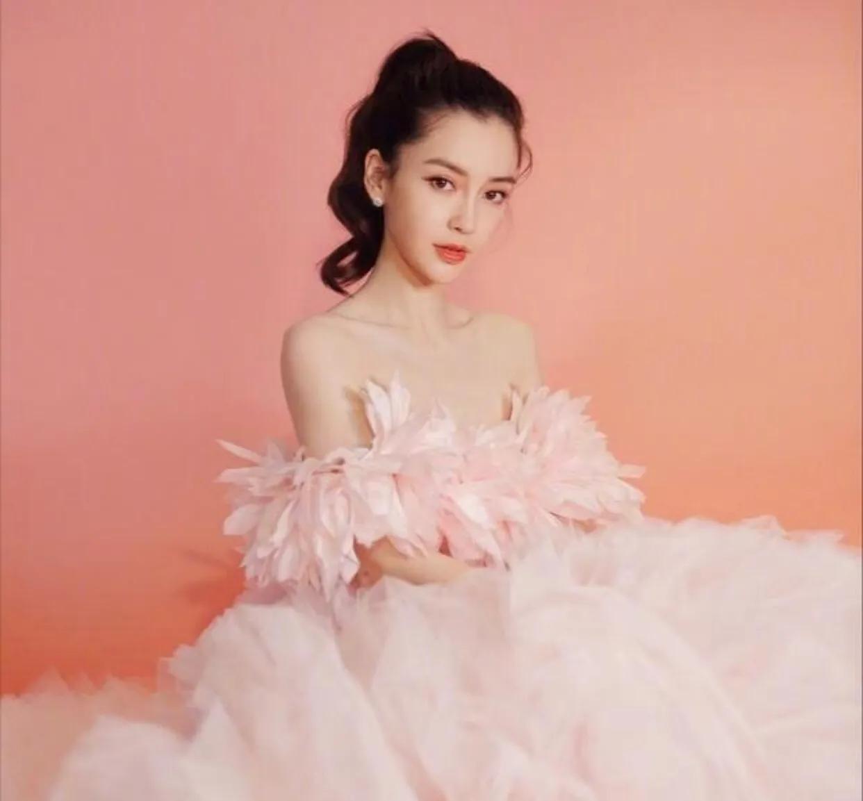 粉色|女星穿上粉色礼服后，有的甜美有的温柔，哪一位是你的白月光？