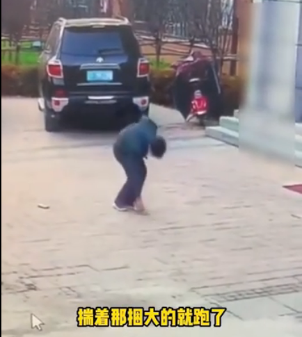 老人见别人掉了两捆钱,迅速捡起后离开,失主:他只挑那捆大的捡