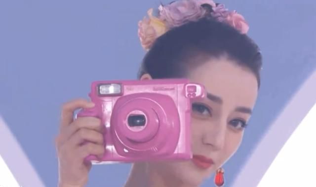 迪丽热巴|GQ红毯女星比美：baby热巴仙女风惊艳全场，周冬雨热依扎走中性风