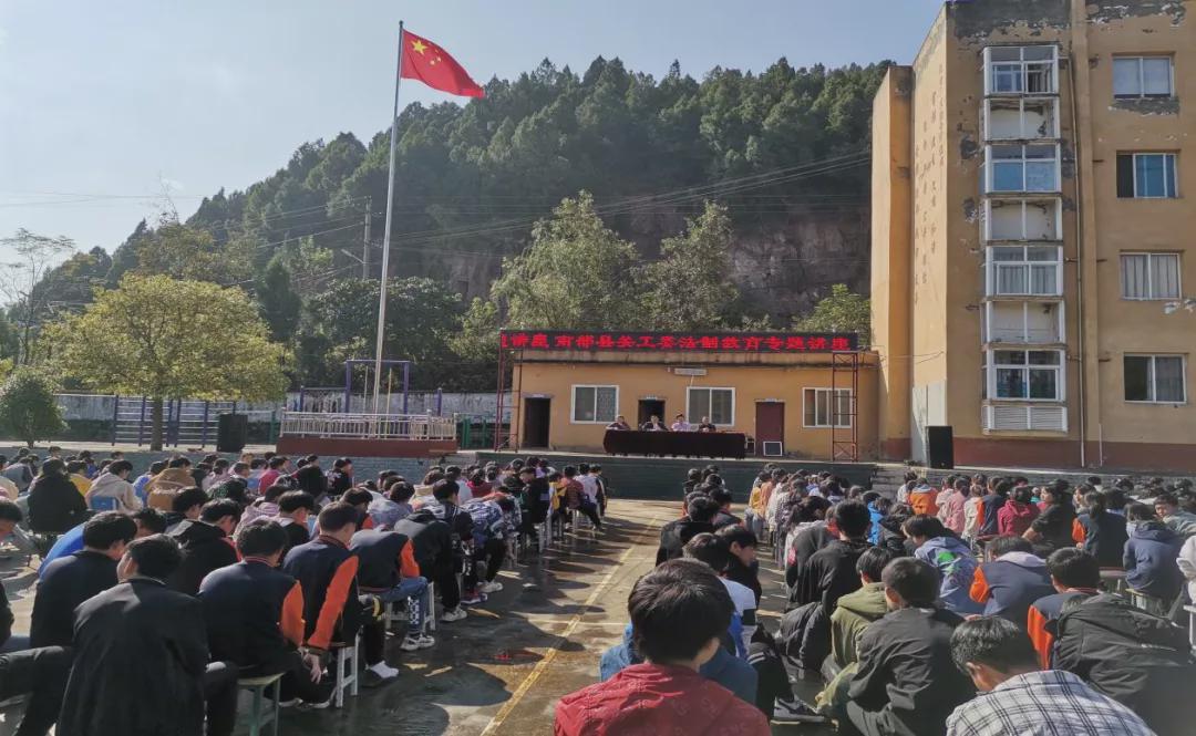 旺旺屋 南部花罐初中开展送法进校园活动