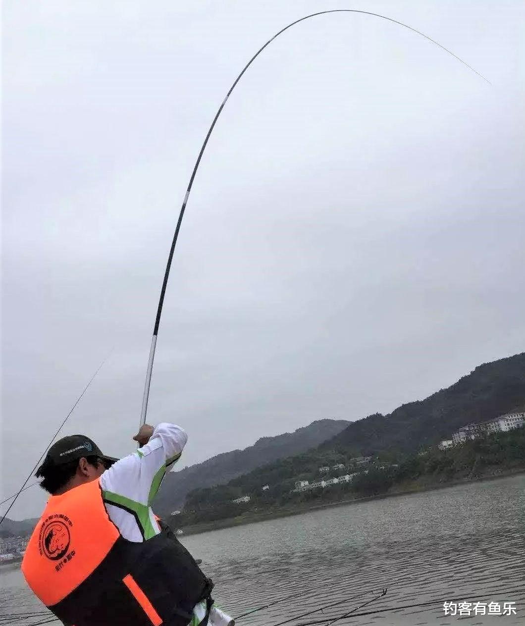 |用蚯蚓钓鱼，究竟怎样挂钩才好？这3点不注意，万能饵变无能饵