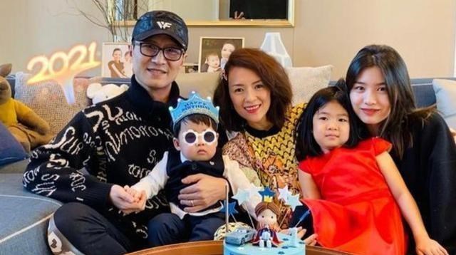 杨洋|章子怡低调现身滑雪场，素颜皮肤细嫩面色红润，身边不见老公汪峰