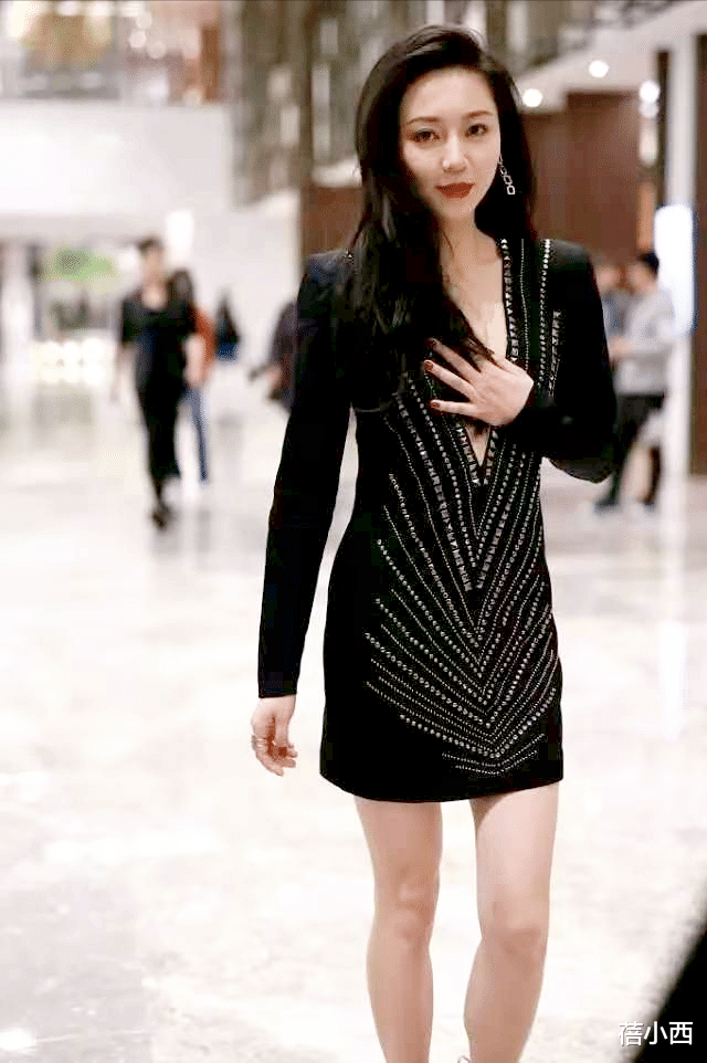 蓓小西|黄梦莹的身材真是“极品”,穿深V领礼服亮相,气场不输老板杨幂