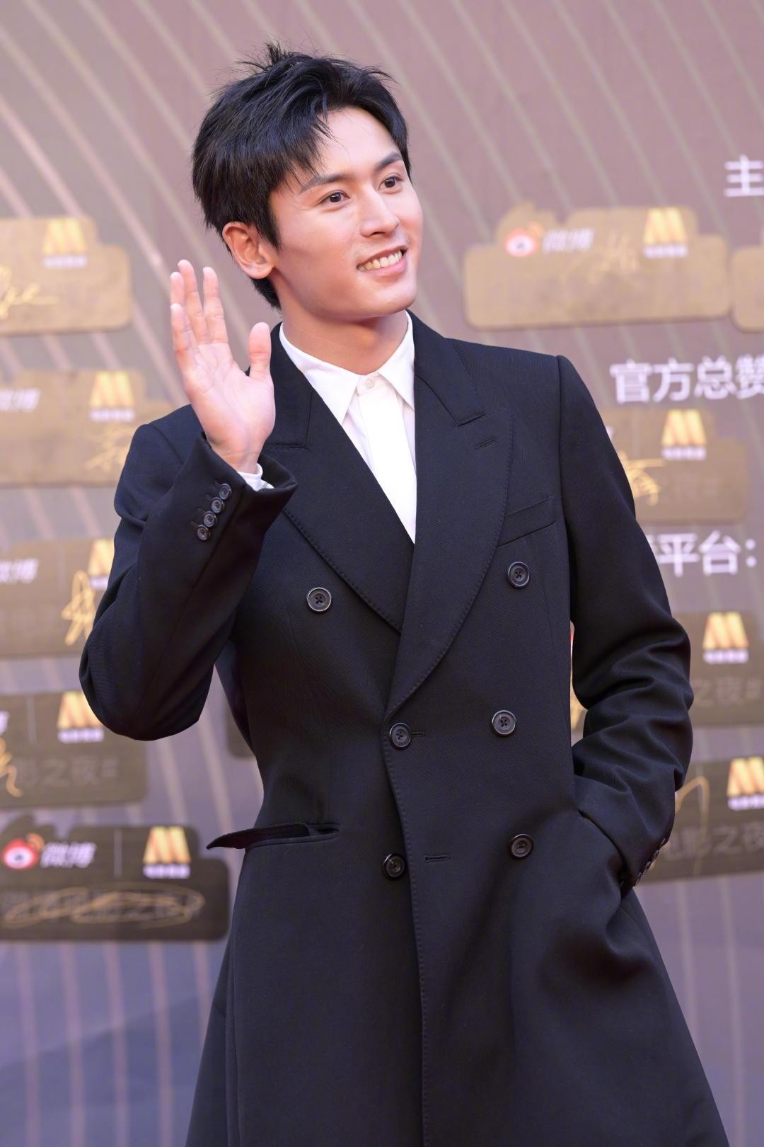 张哲瀚|张哲瀚的身材真占便宜，在2021微博电影之夜中，靠黑色燕尾服赢了