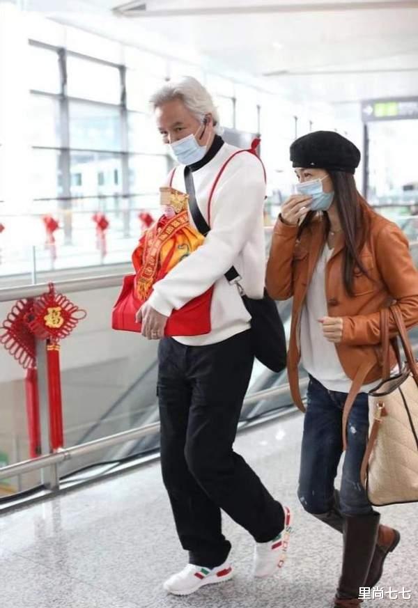 张碧晨|张庭夫妇返乡祭祖，老公抱香炉头发全白显老，张庭身材纤瘦像女儿