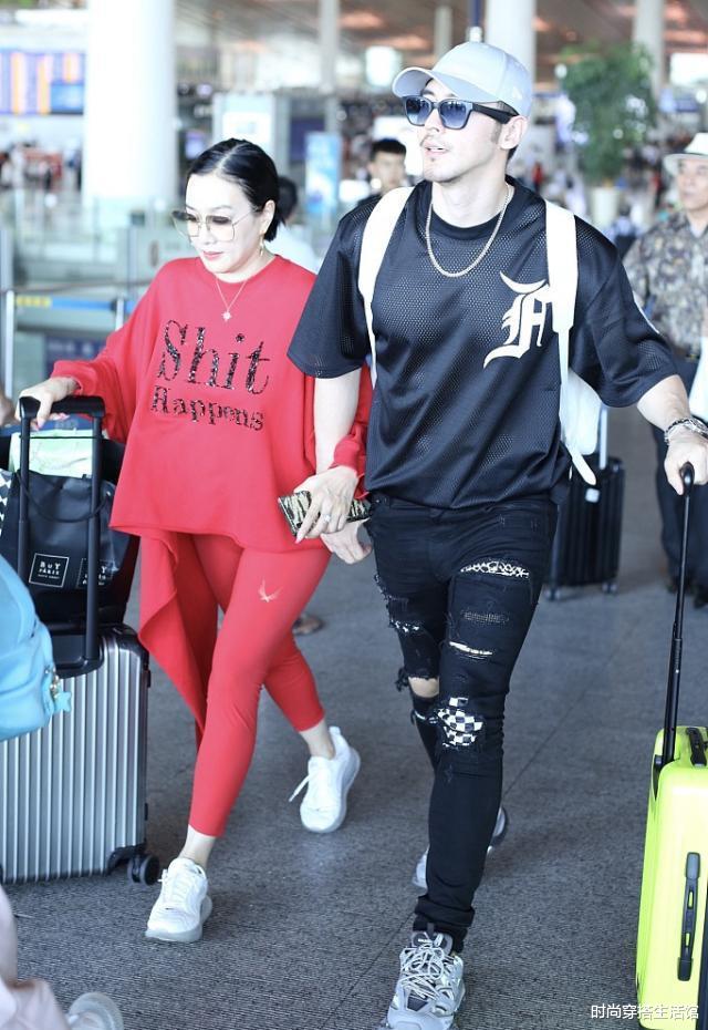 钟丽缇|钟丽缇机场又“作妖”，大红秋裤直接外穿，大腿边露补丁好尴尬