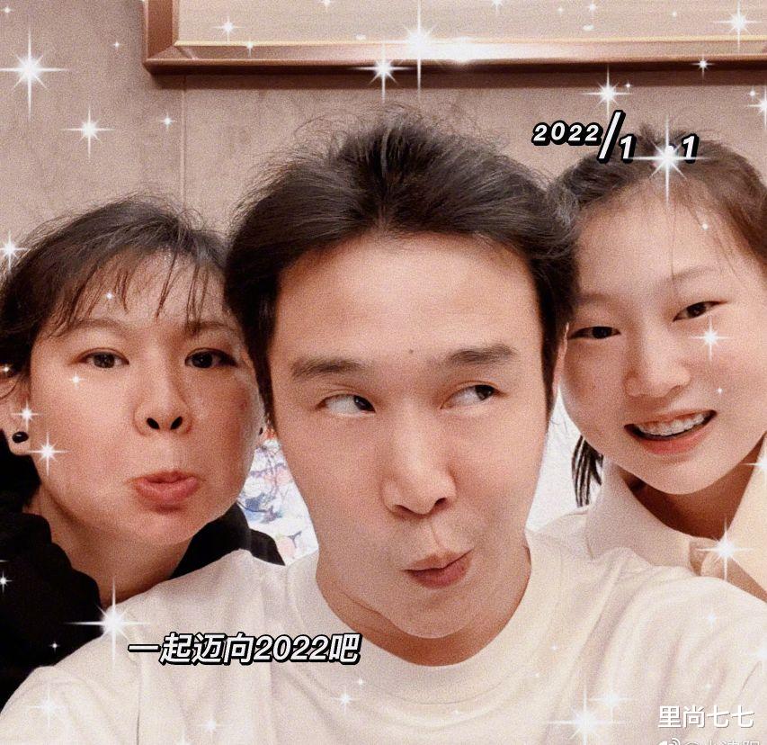 紫薯 小沈阳一家三口过年,妻子换新发型大变样,女儿高级脸似爸复制