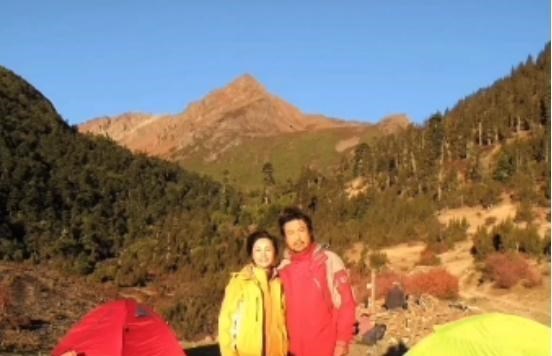 唐艺昕|前央视主播徐俐大秀恩爱，老公留小胡子身材健壮，贴身搂肩秀甜蜜