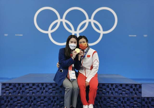 潮帮先生|郭晶晶重返领奖台，穿西装合影新晋跳水女王，换了身份秒变小迷妹