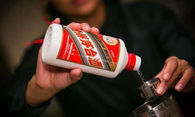 貴州茅臺 喝茅臺、為何要配礦泉水？專業(yè)人士給出答案，原來這才是正確喝法