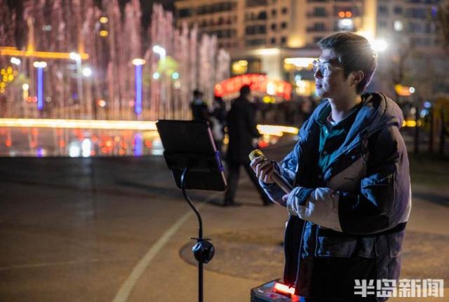 半岛新闻客户端 定格最美瞬间·努力生活⑤丨夜间亮嗓，放歌浴场，这小伙弹着吉他走四方