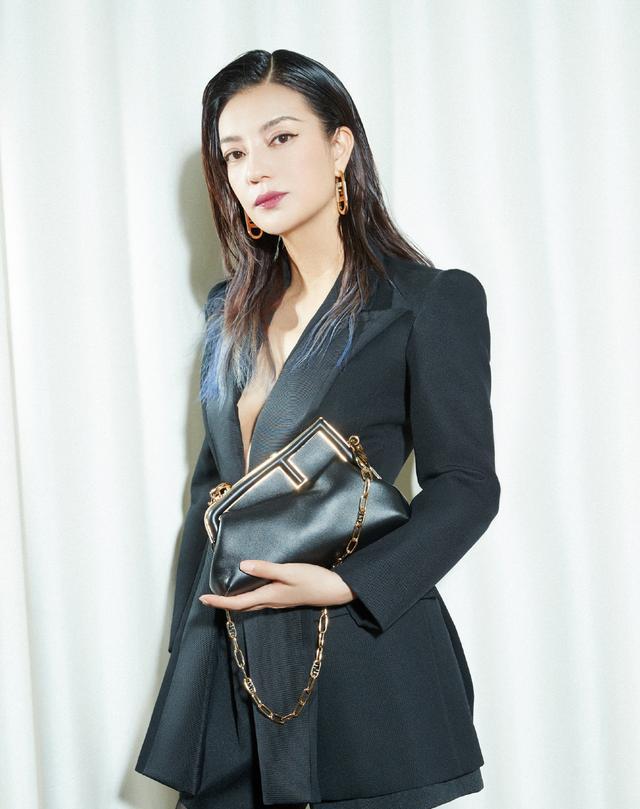 旗袍公馆|赵薇人到中年也敢穿，真空穿西装还配丝袜，愣是凹出大姐大气场