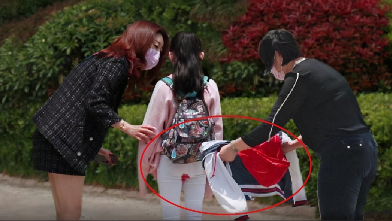 哑铃妈妈|女孩在路上来“初潮”，白裤子都染红了还不知，幸得暖心阿姨相助