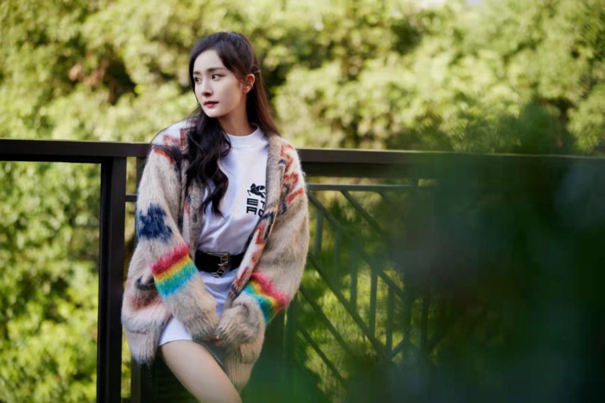 演绎 杨幂不愧是时尚女王！出席活动把短袖当裙子穿，扎高马尾又嫩又灵