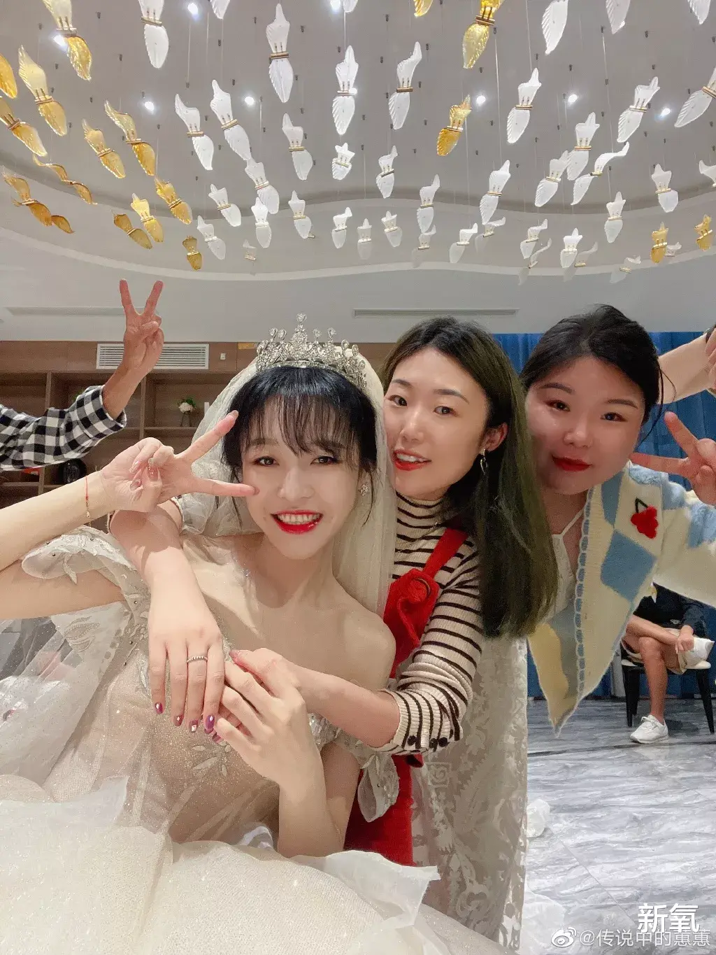 林珊珊|年度最惨新娘？新郎被嘲像路人，闺蜜全副妆造组团晒颜