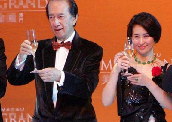 翡翠|赌王千金何超琼，不仅是商业界女强人，还是上亿翡翠的收藏者