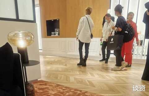 |壕气！宁静逛奢侈品店被拍，3名助理跟随拎包，头发两边剃光造型抢镜