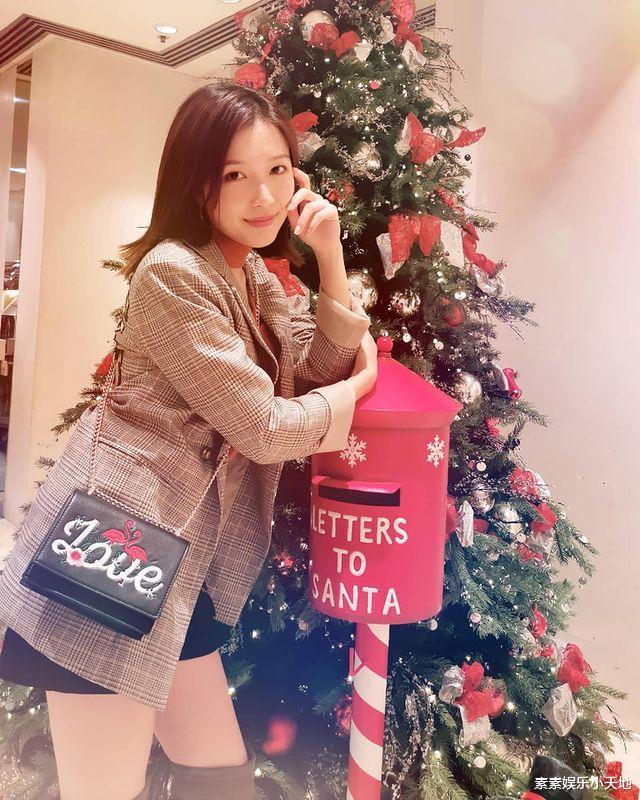 郭嘉文|郭嘉文一个人孤单过节，去年和圣诞树合影，今年不再分享幸福动态