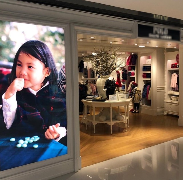 陈冠希|陈冠希邀请爸爸为自家服装拍广告，陈父头发黝黑，精神矍铄仍年轻