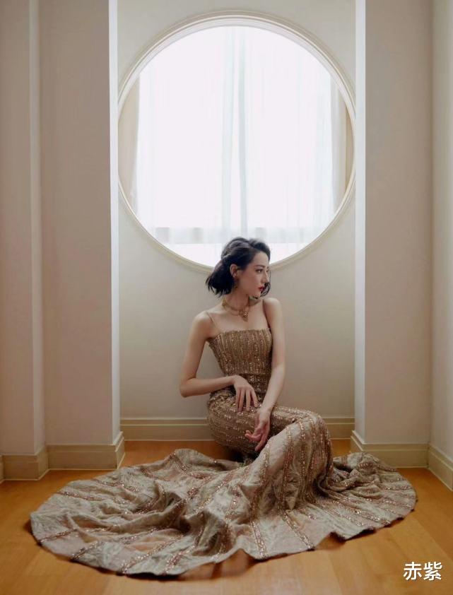 赤紫 礼服解析来咯，活动的时候借鉴迪丽热巴的礼服，一出场就很吸睛