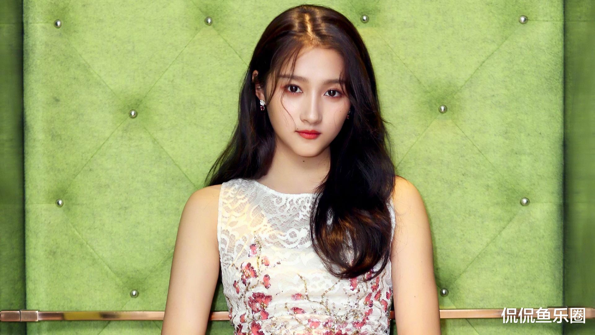 人潮汹涌|23岁关晓彤，邻家小妹长大了！性感迷人优雅大方