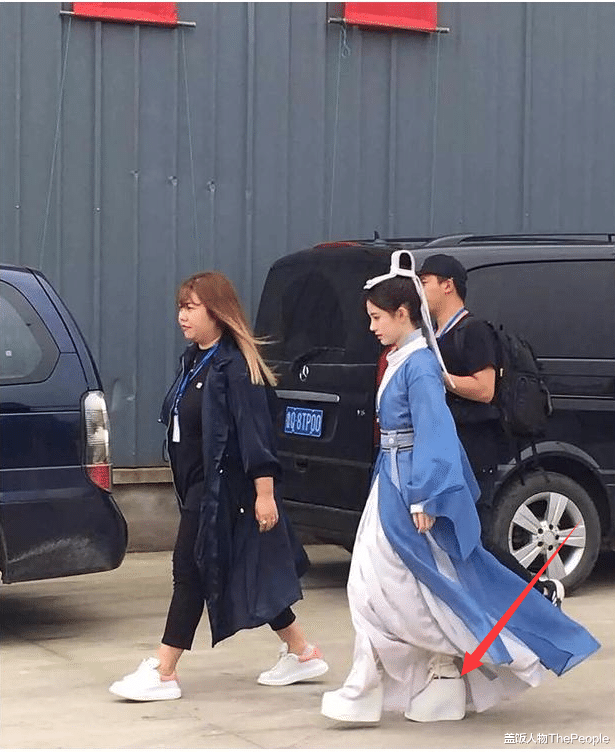 鞠婧祎|被“矮”耽误的女星们，有人坐着因腿短挨不着地，有人踩纸箱拍戏