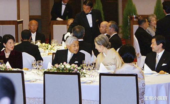 日本皇室|真子参加的皇室婚宴，绚子大婚她和姑姑开心聊天，清子婚礼乖巧可爱