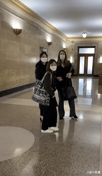 郑爽|郑爽庭审后首现身，穿高跟鞋主动为律师开门，与张恒法庭互撕神情疲惫