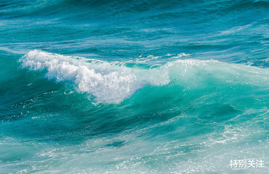  生活中的水，既没有颜色，也是透明的，为何还能\亲眼\看到？