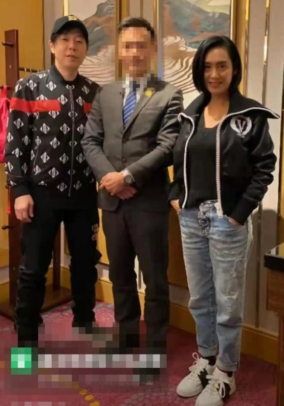 肖战|明星褪去滤镜太普通，朱茵夫妇像路人，肖战没有辨识度