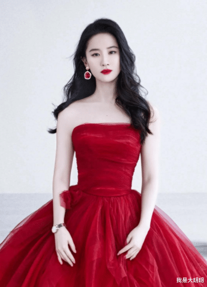 刘亦菲|刘亦菲抹胸裙照片火了，被指有点可怜，还被曝曾被王力宏强加吻戏