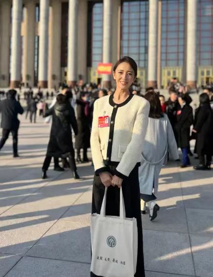 文代会|文代会闭幕！章子怡坐头排被团宠，穿粉衣戴渔夫帽放不下偶像包袱