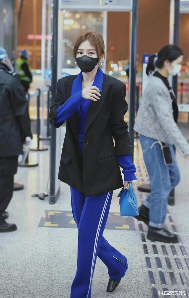 秦岚|秦岚穿西装“炸街”，内搭克莱因蓝色套装，造型高级有女神范