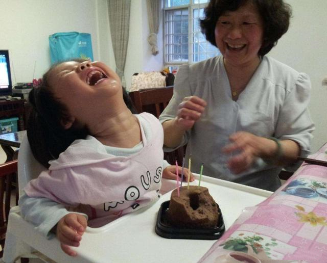 正午阳光|老人帮两个儿子带娃11年，网友：似乎看到我的未来