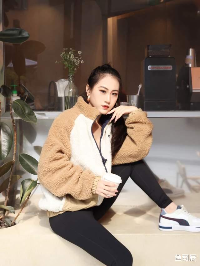 鱼司辰 秋冬季降温了，时尚博主新出的穿搭模板示范，适合小个子女生