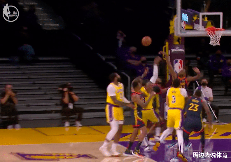 维金斯|大帽詹皇！维金斯冲上热搜火了美媒刷屏，NBA官方盛赞强硬防守