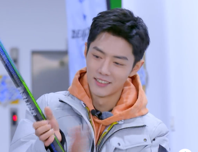 肖战|肖战《冬梦之约》预告上线，对瑜伽面露难色，为保平安使小聪明？